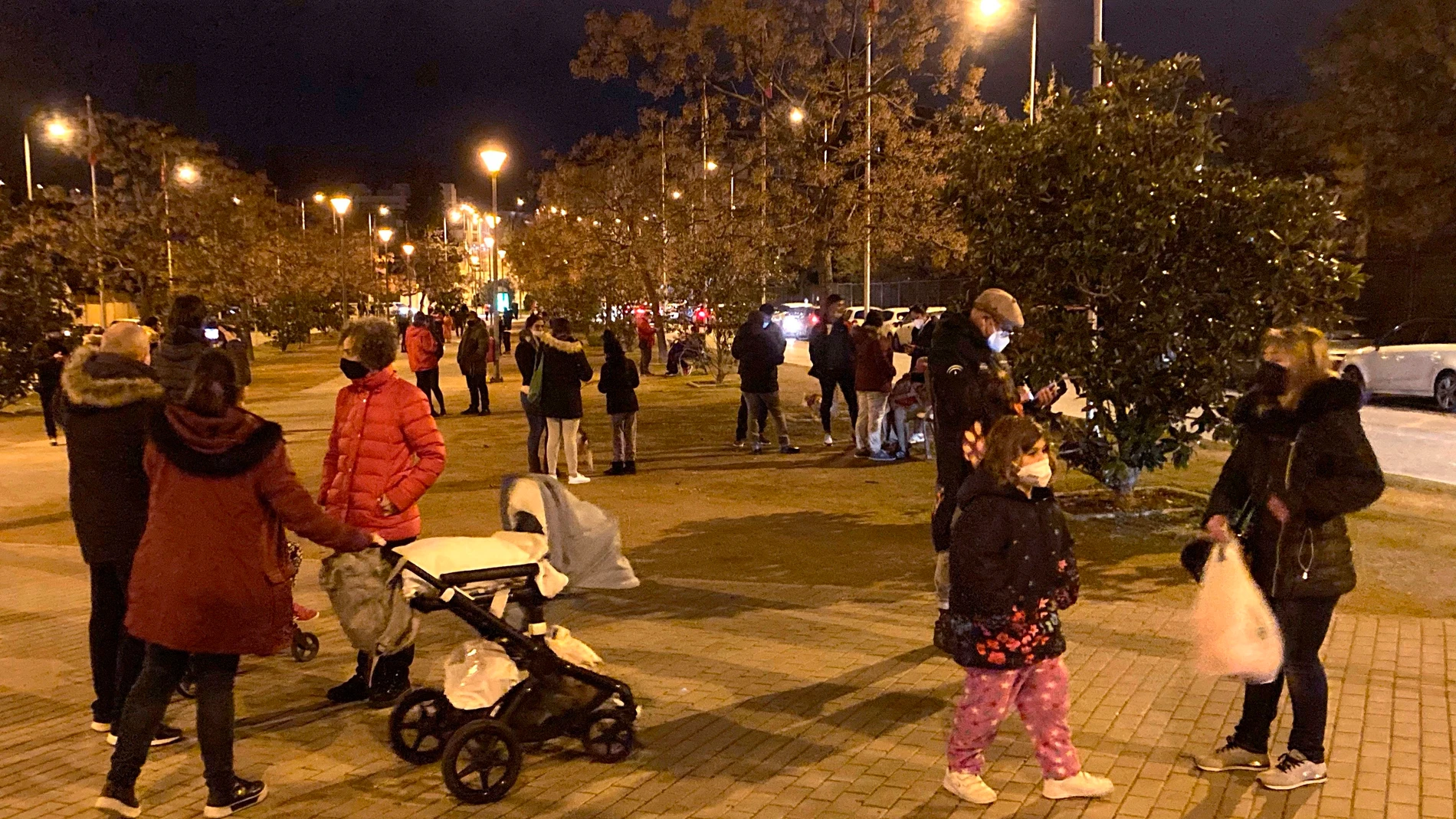 Vecinos se echan a la calle en plena noche en Granada después de sentirse varios terremotos. Vecinos se echan a la calle en plena noche en Granada después de sentirse varios terremotos.
