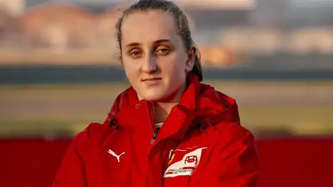 Maya Weug, primera mujer en la Academia Ferrari al lograr la mayor puntuación de su historia: "¡No olvidaré este día!" Maya Weug, primera mujer en la Academia Ferrari al lograr la mayor puntuación de su historia: "¡No olvidaré este día!"