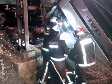 Los bomberos rescatan a un hombre tras un accidente