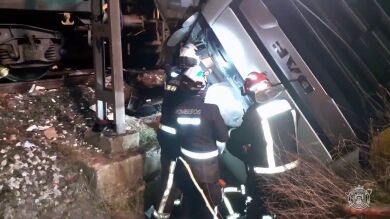 El rescate de un camionero atrapado en la cabina tras salirse de la autovía y caer a las vías del tren