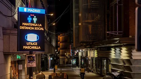 Imagen de una calle de Madrid en el arranque del toque de queda Imagen de una calle de Madrid a las 22:00 horas, cuando comienza el toque de queda