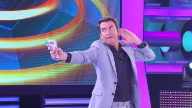 ¡Ni James Bond! Arturo Valls ‘ataca’ al público con la pistola para medir la temperatura 