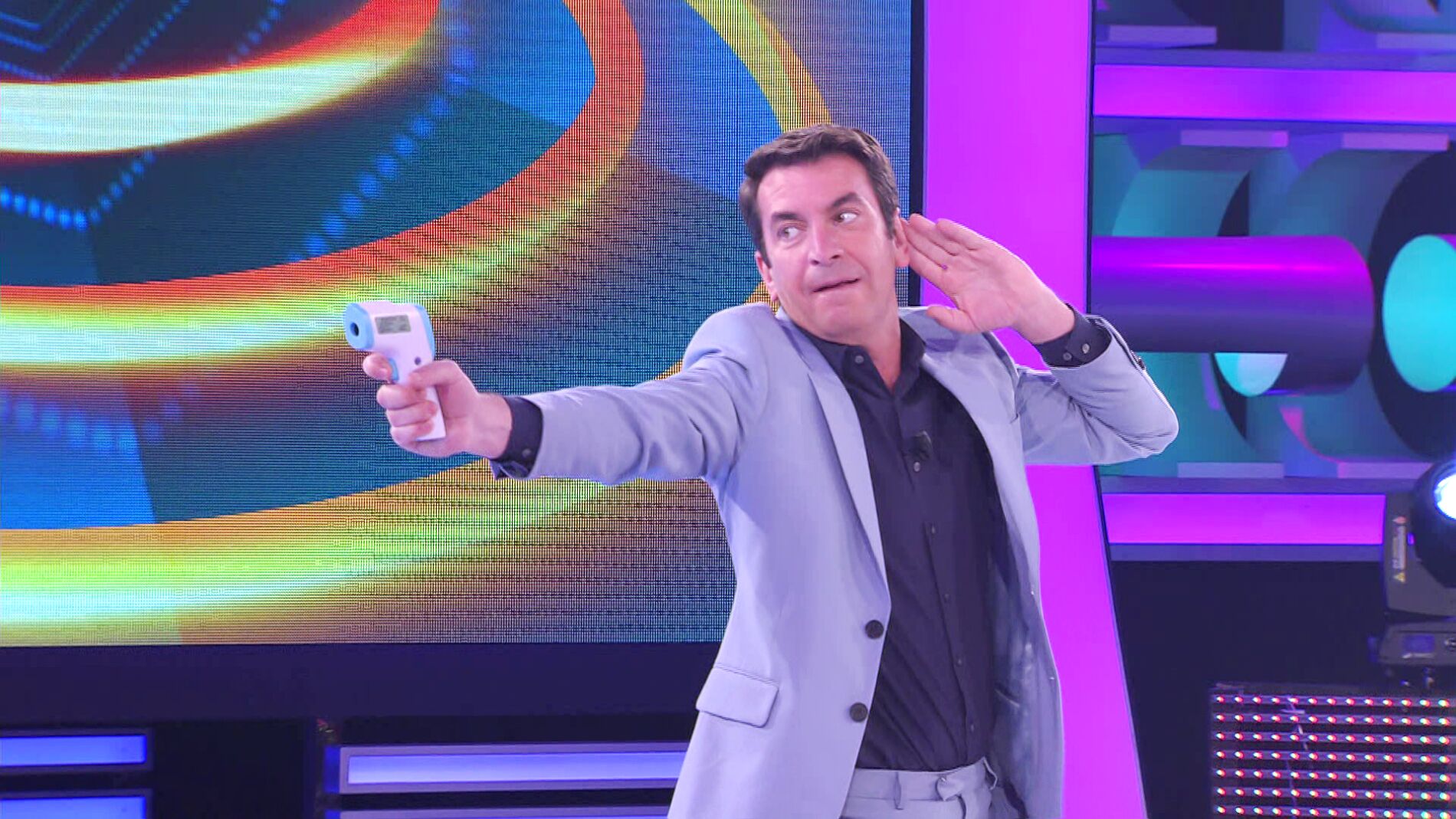 &iexcl;Ni James Bond! Arturo Valls &lsquo;ataca&rsquo; al p&uacute;blico con la pistola para medir la temperatura 