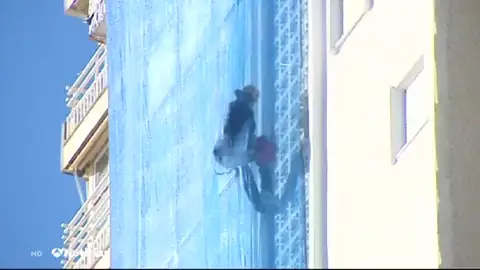 Detenida una mujer en Benidorm por presuntamente cortar la cuerda de un operario en la planta 13 de un edificio Detenida una mujer en Benidorm por presuntamente cortar la cuerda de un operario en la planta 13 de un edificio