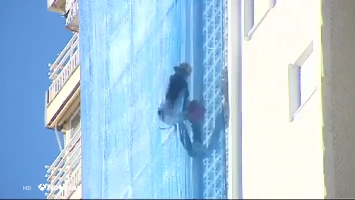 Detenida una mujer en Benidorm por presuntamente cortar la cuerda de un operario en la planta 13 de un edificio
