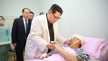 Kim Jong-Un visitando a un enfermo
