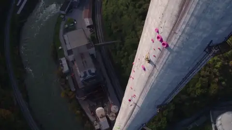 Janja Garnbret y Domen Skofic escalan la chimenea más alta de Europa en Eslovenia con 360 metros de altura Janja Garnbret y Domen Skofic escalan la chimenea más alta de Europa en Eslovenia con 360 metros de altura