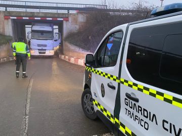 El trailer atascado en el puente de la N-121.