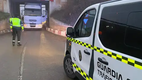 El trailer atascado en el puente de la N-121. El trailer atascado en el puente de la N-121.