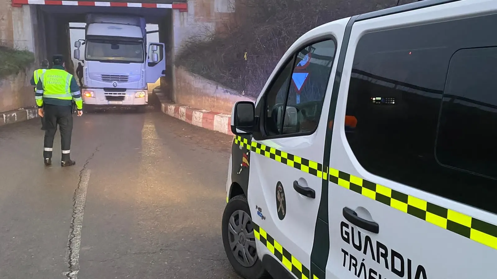 El trailer atascado en el puente de la N-121. El trailer atascado en el puente de la N-121.