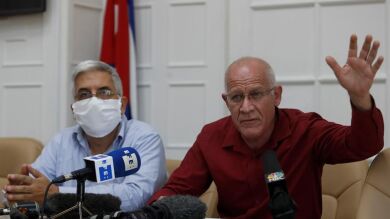 El ministro de Cultura de Cuba asesta un manotazo a un periodista durante una manifestación