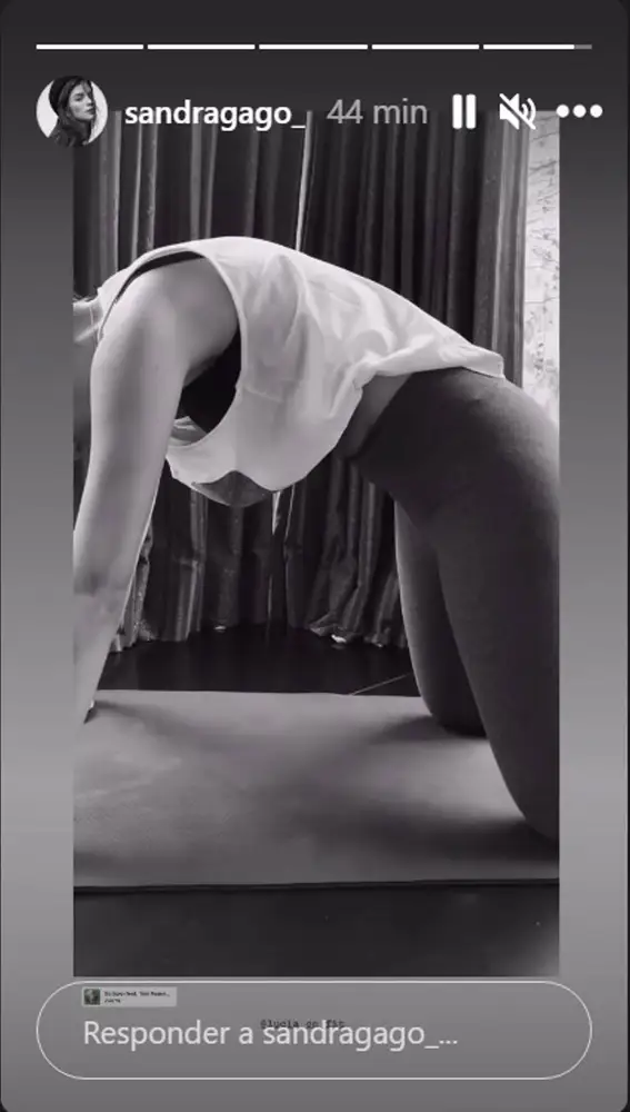 Sandra Gago realizando sus ejercicios 