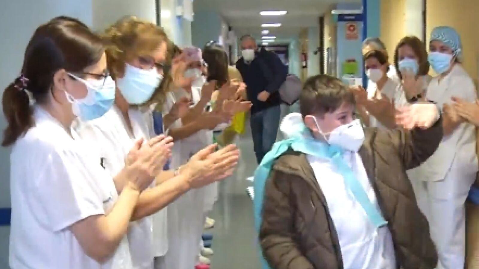 Mateo, el niño de 10 años que estuvo en la UCI 11 días por coronavirus, recibe el alta