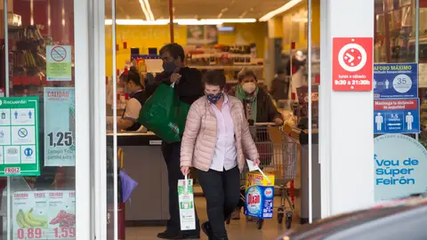 ¿Dónde reside el mayor peligro al ir a comprar al supermercado? Un epidemiólogo español asegura que el mayor riesgo de contagio reside en el aire y no en los envases del supermercado.