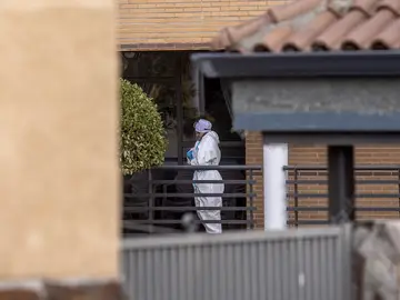 Una trabajadora sanitaria en la residencia de Becerril de la Sierra donde once ancianos han fallecido por coronavirus Una trabajadora sanitaria en la residencia de Becerril de la Sierra donde once ancianos han fallecido por coronavirus