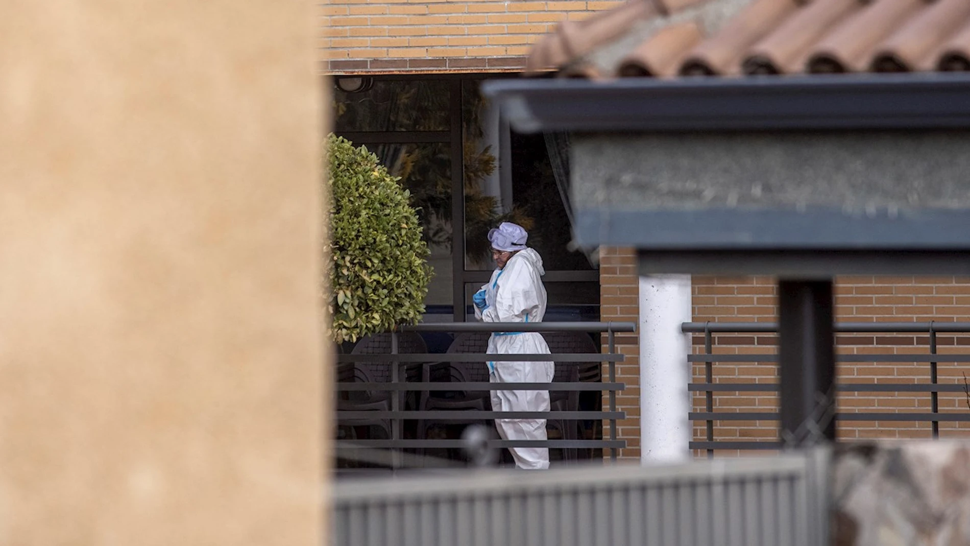 Una trabajadora sanitaria en la residencia de Becerril de la Sierra donde once ancianos han fallecido por coronavirus Una trabajadora sanitaria en la residencia de Becerril de la Sierra donde once ancianos han fallecido por coronavirus
