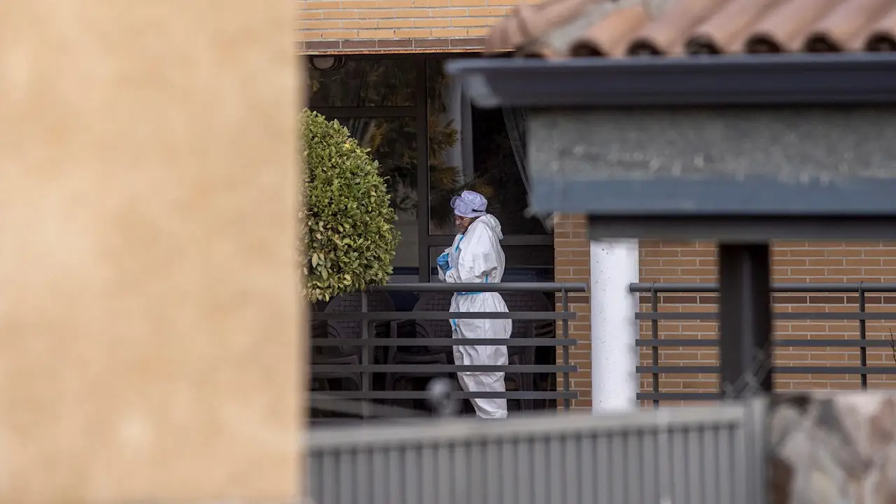 Una trabajadora sanitaria en la residencia de Becerril de la Sierra donde once ancianos han fallecido por coronavirus Una trabajadora sanitaria en la residencia de Becerril de la Sierra donde once ancianos han fallecido por coronavirus