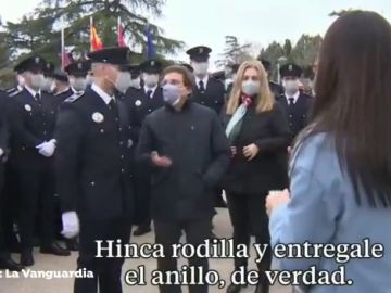 Así reacciona Almeida ante un policía que pide matrimonio a su novia en un acto oficial: "La que has liado, pollito"