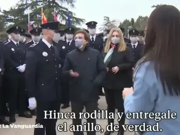 Así reacciona Almeida ante un policía que pide matrimonio a su novia en un acto oficial: "La que has liado, pollito" Así reacciona Almeida ante un policía que pide matrimonio a su novia en un acto oficial: "La que has liado, pollito"