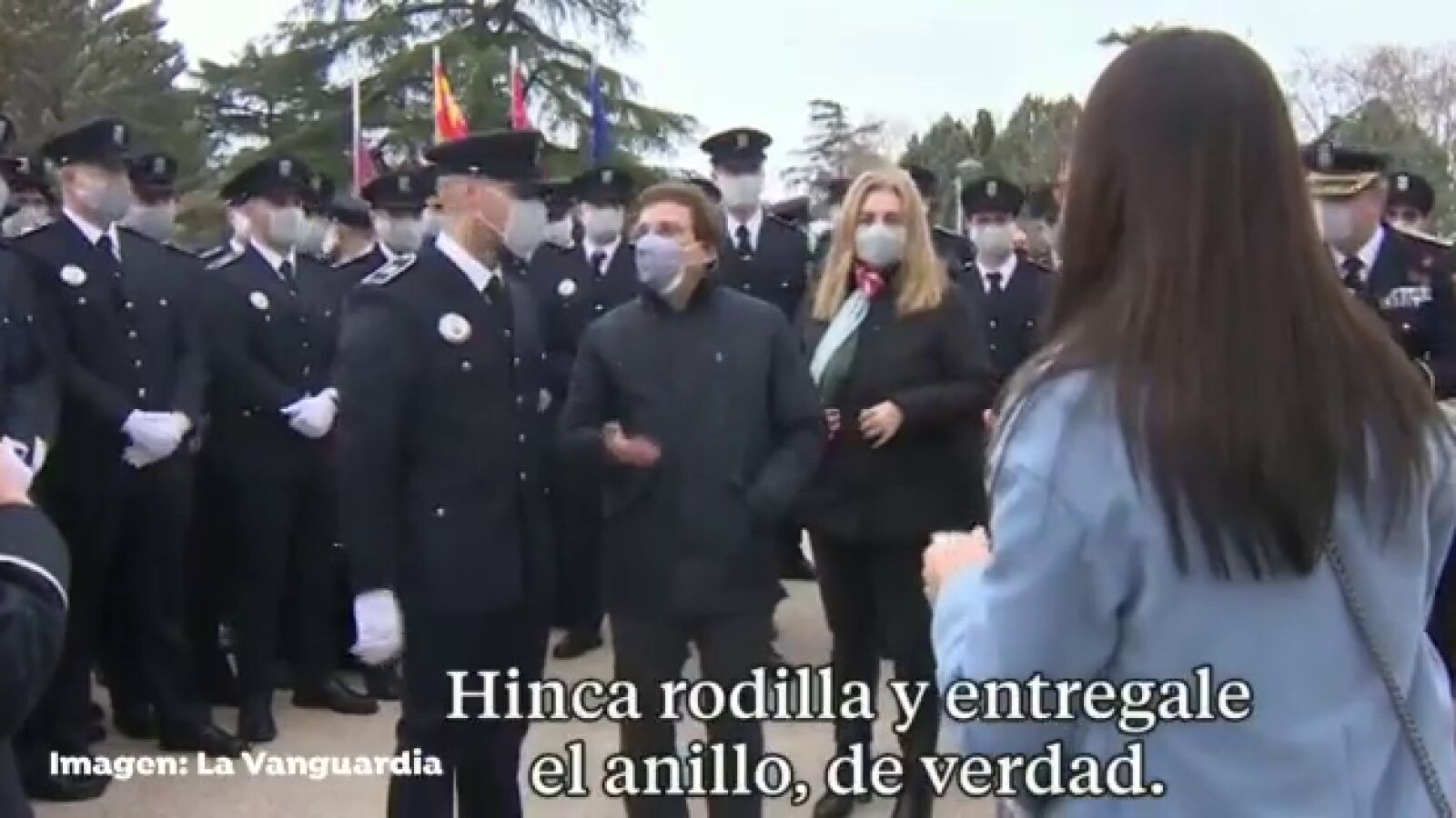 Así reacciona Almeida ante un policía que pide matrimonio a su novia en un acto oficial: 