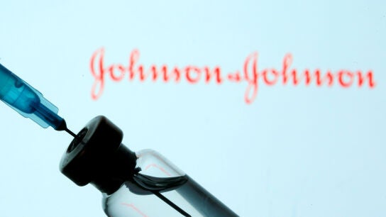 Un vial de la vacuna de Johnson & Johnson