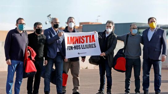 Los presos del proc&eacute;s salen de Lledoners pidiendo la amnist&iacute;a