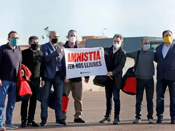 Los presos del procés salen de Lledoners pidiendo la amnistía Los presos del procés salen de Lledoners pidiendo la amnistía