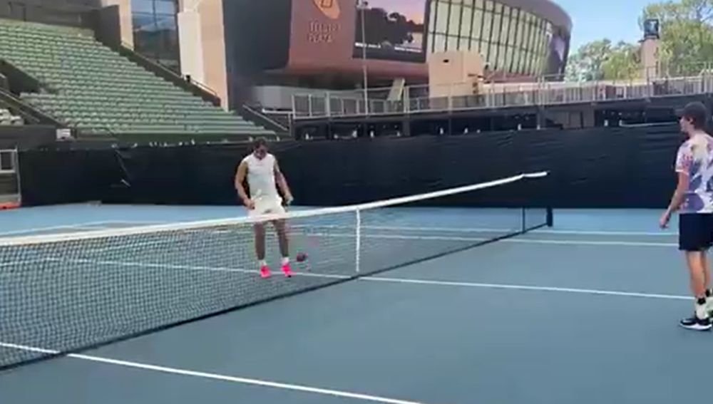 El increíble vídeo de Rafa Nadal jugando al fútbol-tenis en Australia