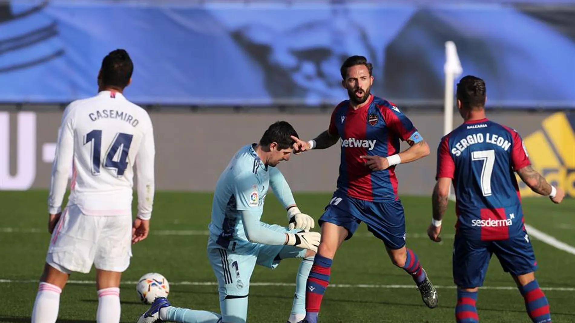 El Real Madrid naufraga en casa contra el Levante y tiene la Liga muy cuesta arriba El Real Madrid naufraga en casa contra el Levante y tiene la Liga muy cuesta arriba