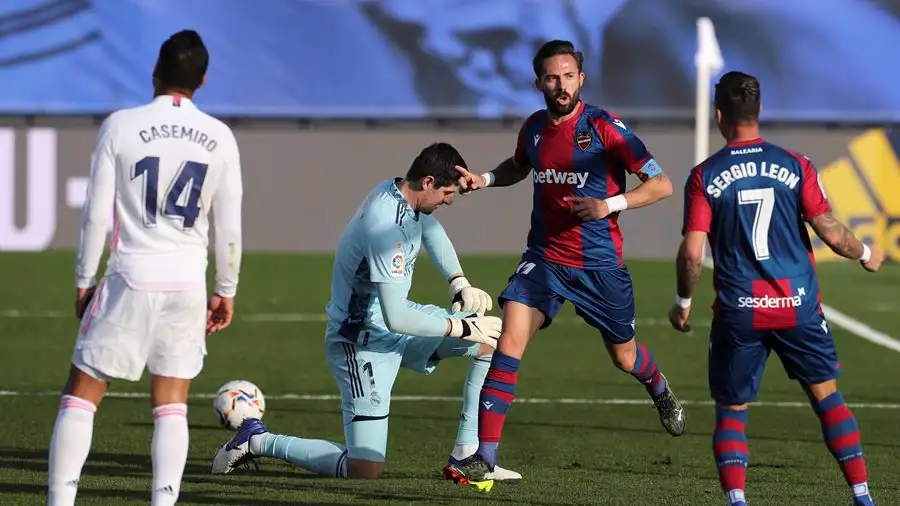 El Real Madrid naufraga en casa contra el Levante y tiene la Liga muy cuesta arriba El Real Madrid naufraga en casa contra el Levante y tiene la Liga muy cuesta arriba