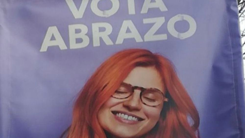 Ciudadanos ha ordenado retirar sus polémicos carteles con el lema 'Vota abrazo' para las elecciones de Cataluña 2021 porque las imágenes provienen de un banco de imágenes que no puede usarse con fines políticos. 