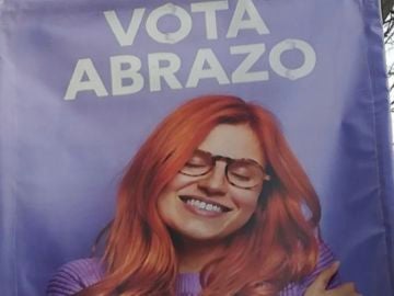 Ciudadanos ha ordenado retirar sus polémicos carteles con el lema 'Vota abrazo' para las elecciones de Cataluña 2021 porque las imágenes provienen de un banco de imágenes que no puede usarse con fines políticos. 