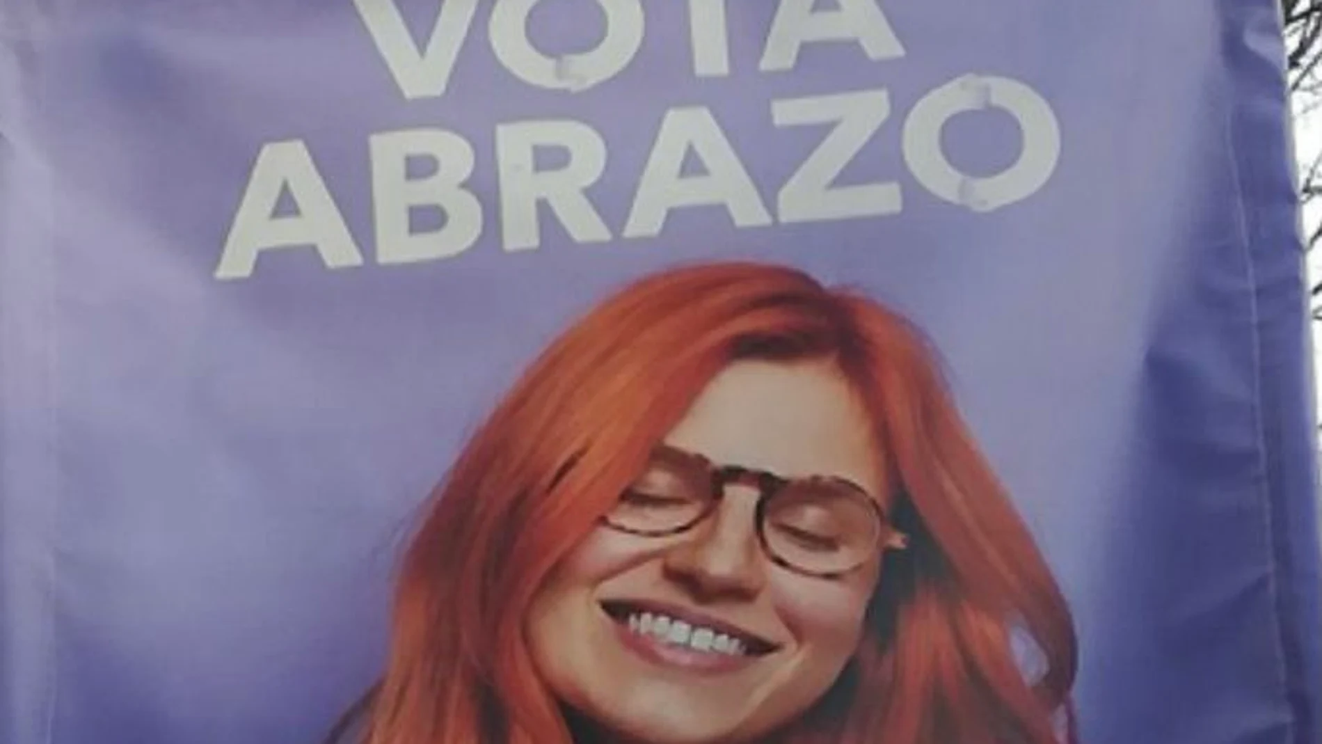 Ciudadanos ha ordenado retirar sus polémicos carteles con el lema 'Vota abrazo' para las elecciones de Cataluña 2021 porque las imágenes provienen de un banco de imágenes que no puede usarse con fines políticos.  Ciudadanos ha ordenado retirar sus polémicos carteles con el lema 'Vota abrazo' para las elecciones de Cataluña 2021 porque las imágenes provienen de un banco de imágenes que no puede usarse con fines políticos.