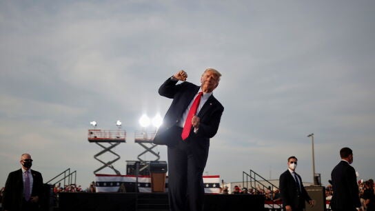 Donald Trump baila durante un mitin