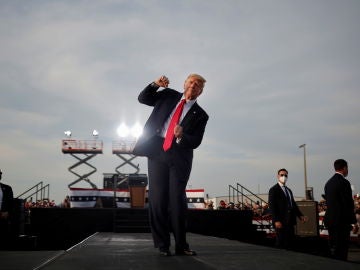 Donald Trump baila durante un mitin