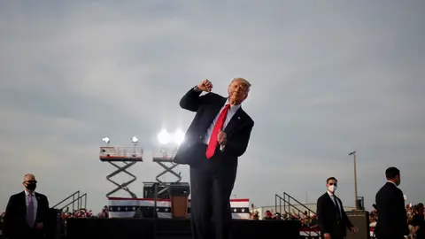 Donald Trump baila durante un mitin Donald Trump baila durante un mitin