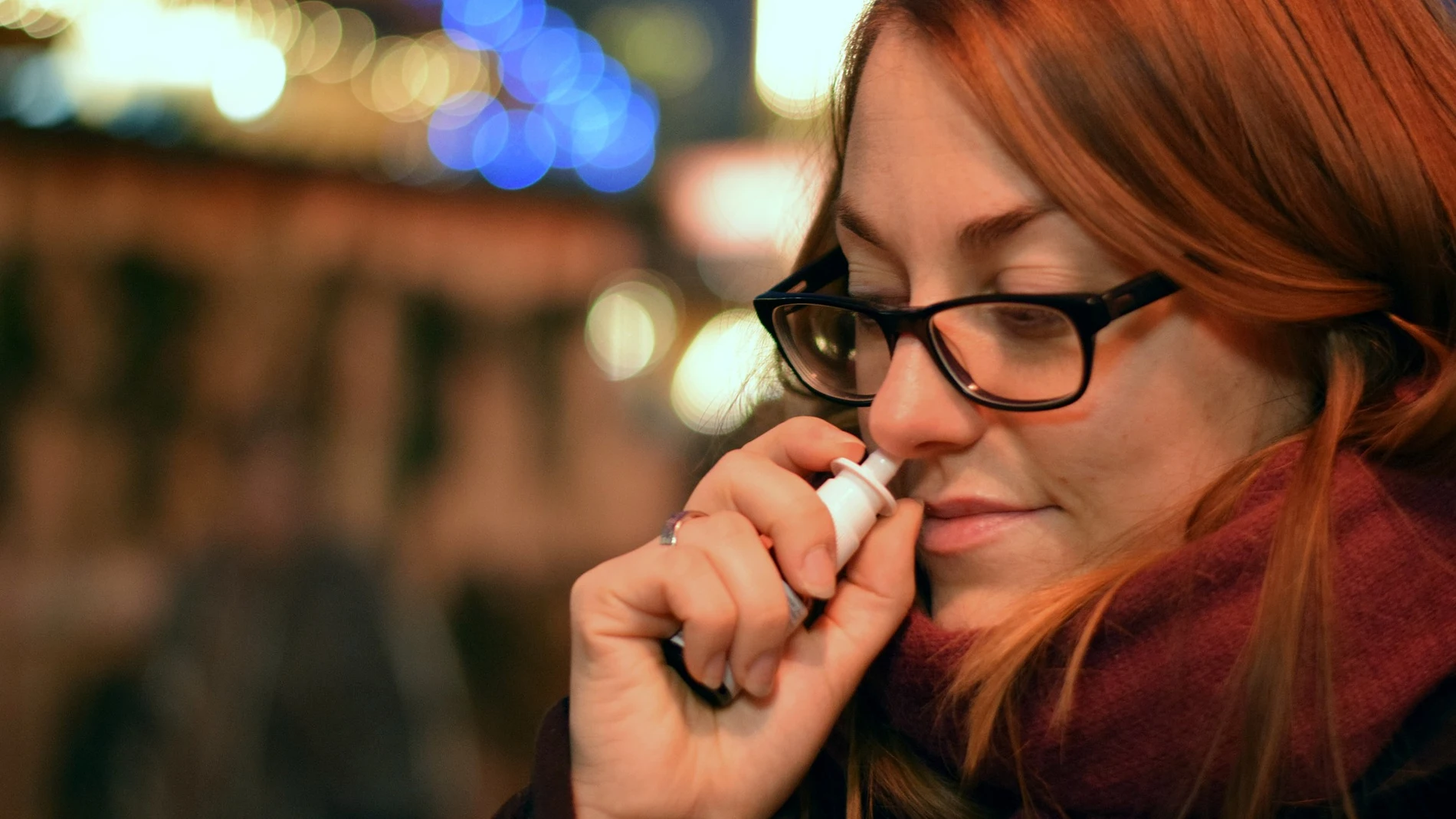 Mujer con un spray nasal Mujer con un spray nasal