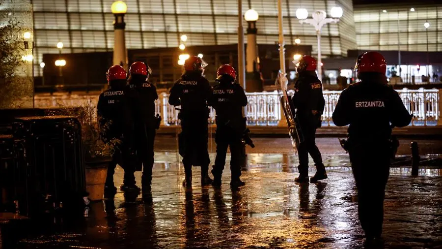 Detenido un menor de 15 años en nuevos altercados en San Sebastián protagonizados por unos 200 jóvenes Detenido un menor de 15 años en nuevos altercados en San Sebastián protagonizados por unos 200 jóvenes
