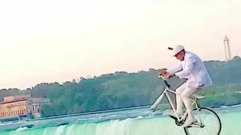 Ot Pi, el mejor de la historia en bike-trial, con las víctimas de accidentes de tráfico: "El ciclista muerte podrías ser tú" Ot Pi, el mejor de la historia en bike-trial, con las víctimas de accidentes de tráfico: "El ciclista muerte podrías ser tú"