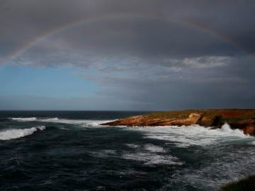 Vista del arco iris en la localidad de Rinlo, cerca de Ribadeo, Lugo, un temporal de viento azota la costa norte de España como consecuencia de la paso de la borrasca Justine.