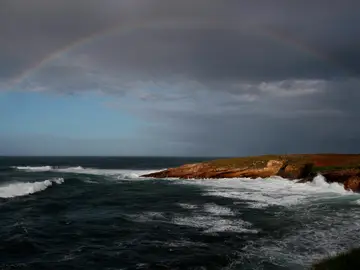Vista del arco iris en la localidad de Rinlo, cerca de Ribadeo, Lugo, un temporal de viento azota la costa norte de España como consecuencia de la paso de la borrasca Justine. Vista del arco iris en la localidad de Rinlo, cerca de Ribadeo, Lugo, un temporal de viento azota la costa norte de España como consecuencia de la paso de la borrasca Justine.