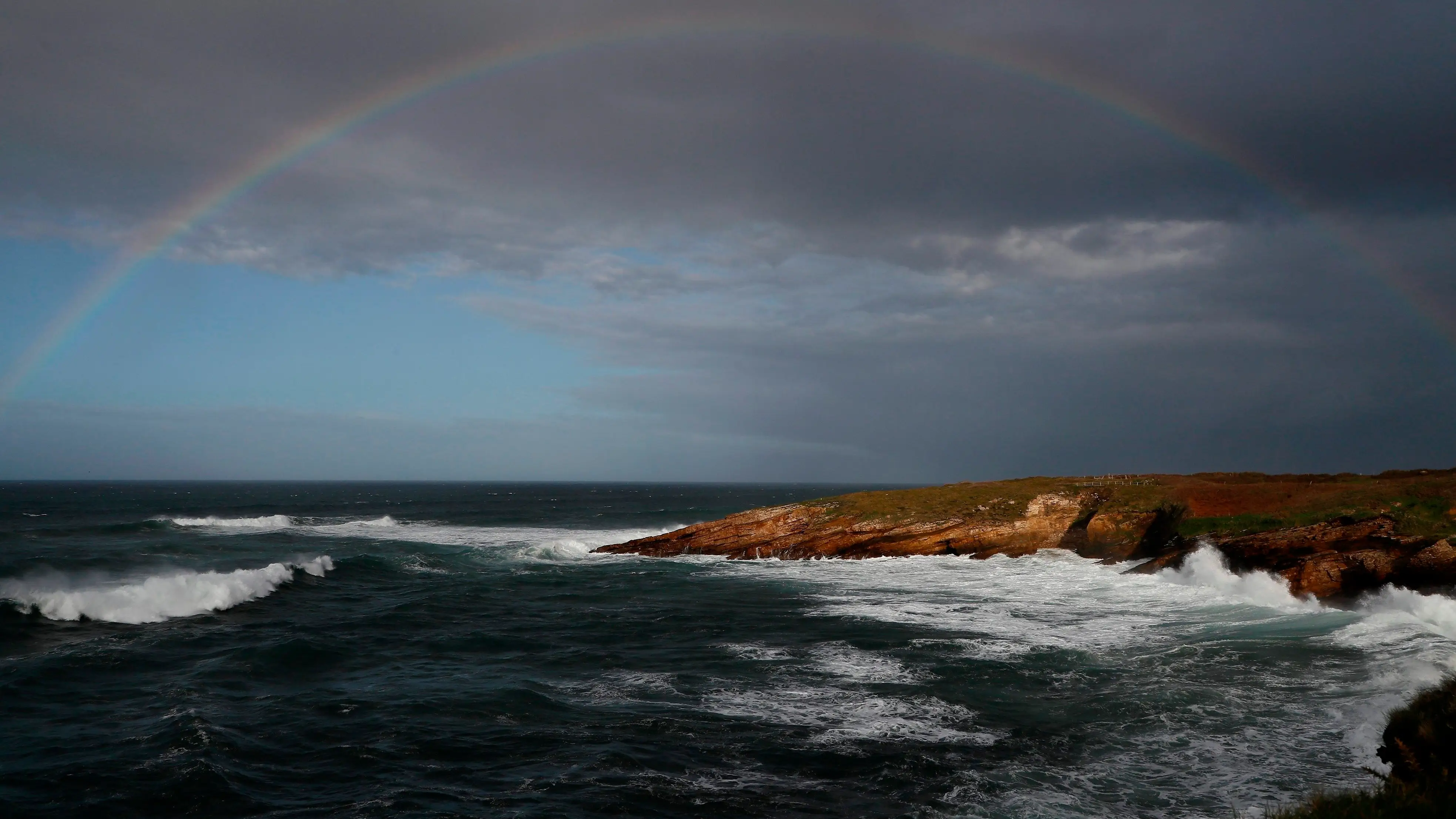 Vista del arco iris en la localidad de Rinlo, cerca de Ribadeo, Lugo, un temporal de viento azota la costa norte de Espa&ntilde;a como consecuencia de la paso de la borrasca Justine.