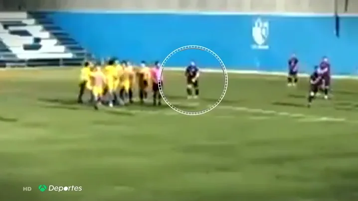 Brutal agresión por la espalda a un árbitro en un partido de regional del fútbol sevillano Brutal agresión por la espalda a un árbitro en un partido de regional del fútbol sevillano