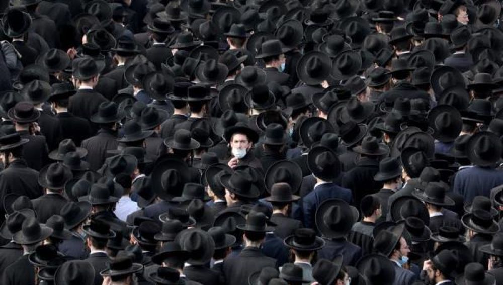 Miles de judíos ultraortodoxos se saltan el confinamiento en Israel para ir a un funeral