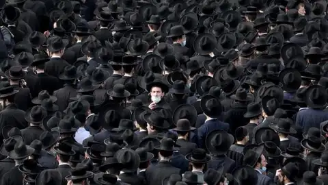 Miles de judíos ultraortodoxos se saltan el confinamiento en Israel para ir a un funeral Miles de judíos ultraortodoxos se saltan el confinamiento en Israel para ir a un funeral
