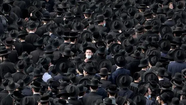 Miles de jud&iacute;os ultraortodoxos se saltan el confinamiento en Israel para ir a un funeral