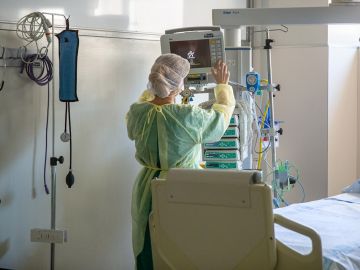 Una enfermera prepara una de las habitaciones de la UCI de un hospital español 