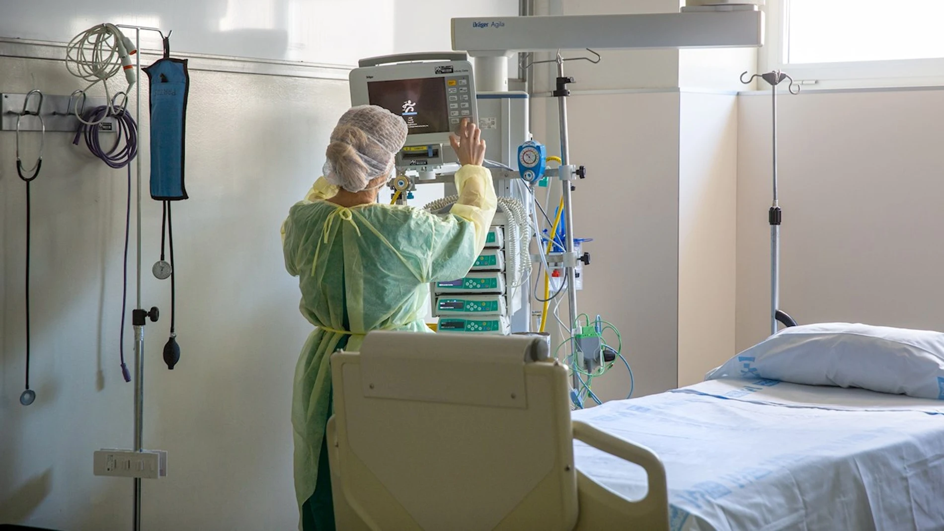Una enfermera prepara una de las habitaciones de la UCI de un hospital español Una enfermera prepara una de las habitaciones de la UCI de un hospital español