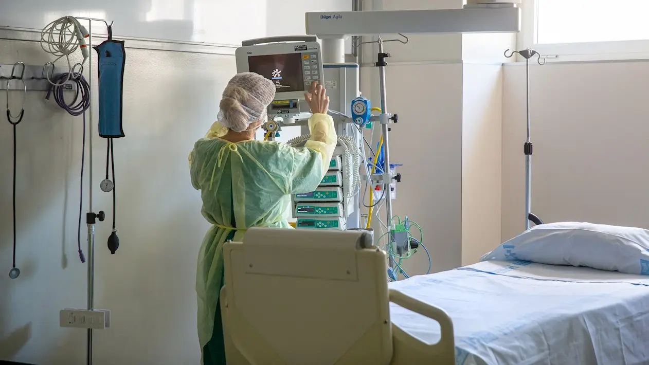 Una enfermera prepara una de las habitaciones de la UCI de un hospital español Un