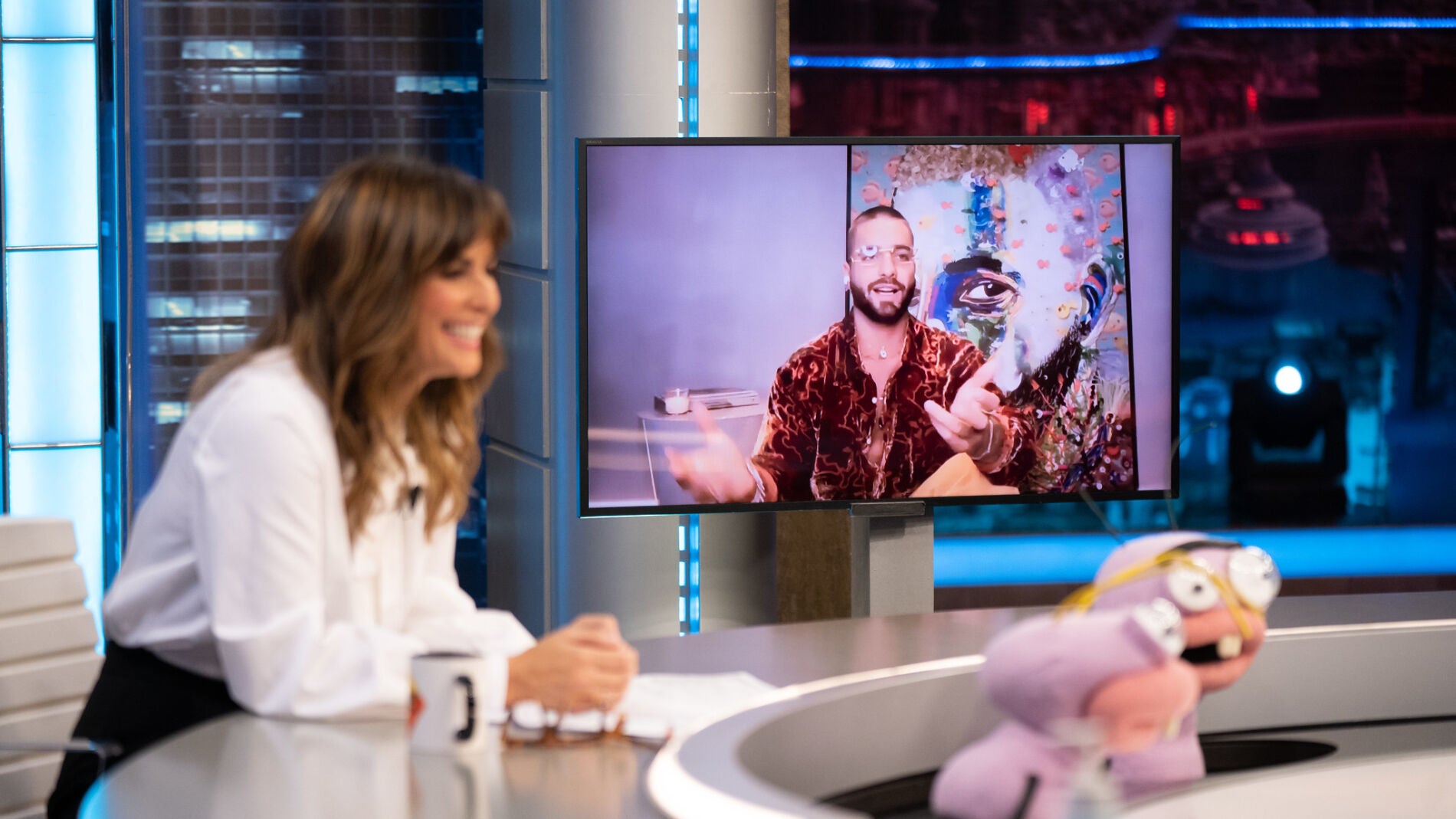 Maluma, sobre el artista que ha hecho su nueva portada: "Hace su arte con deshechos del mar"